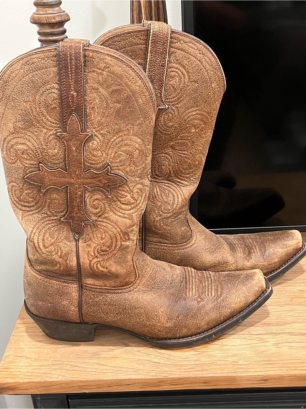 Ariat Men’s Western Cowboy Boots Size 10D Distressed Brown Leather Cross Style
